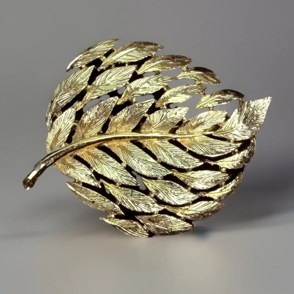Gorgeous, aged goldtone etched leaf raised brooch, pin